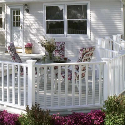 Biele PVC zábradlie na schodisko pre dom